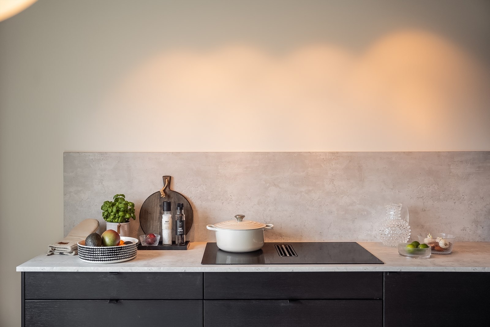 Kjøkkenets utforming gir godt med arbeidsplass på stor benkeplate, og de store vindusflatene i tillegg til en lekker spotskinne gir godt med arbeidslys. Galleribilde