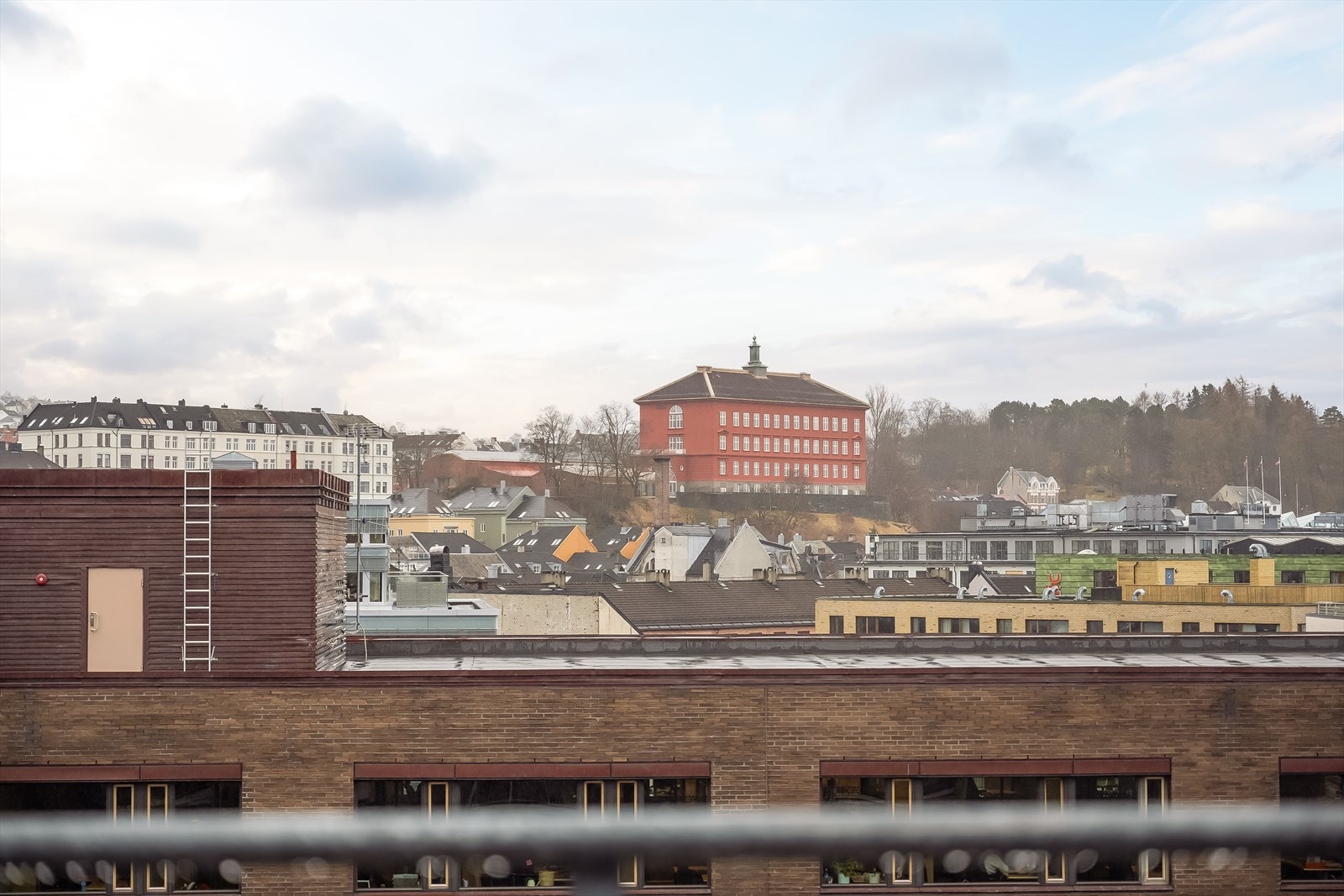 Utsikten og den usjenerte beliggenheten er en sjeldenhet for området, som ikke ofte kommer i markedet. Galleribilde