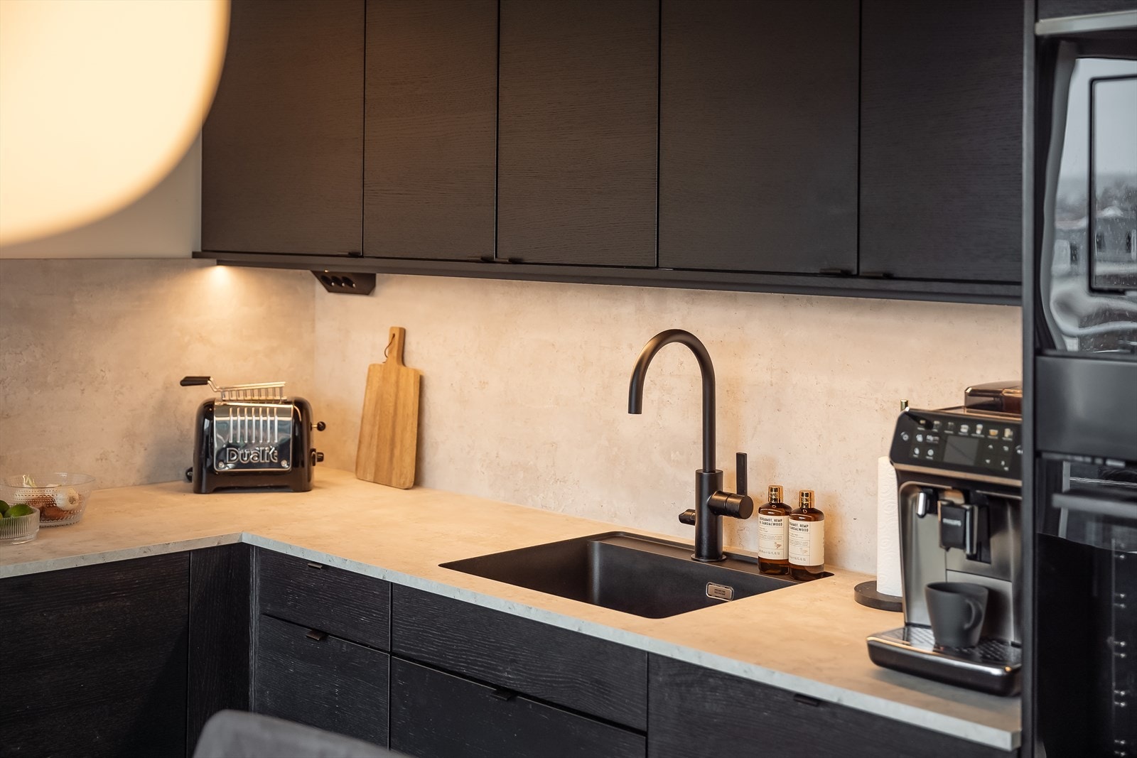 Kjøkkenet er fra 2023 og byr på rikelig med skap og benkeplass. Galleribilde