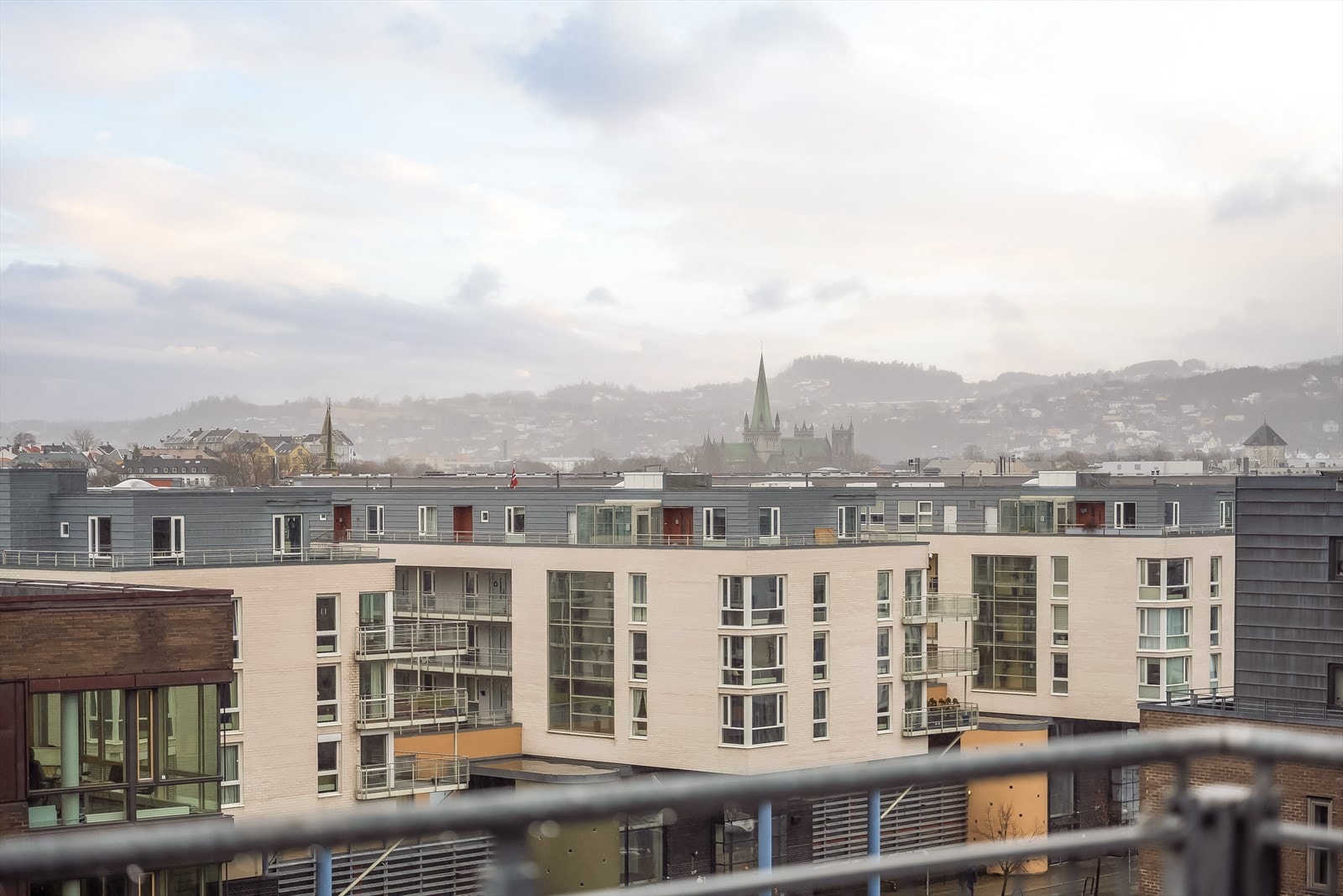 Nyt utsikt en fantastisk by-utsikt over den omkringliggende bebyggelsen, mot blant annet Nidarosdomen. Galleribilde