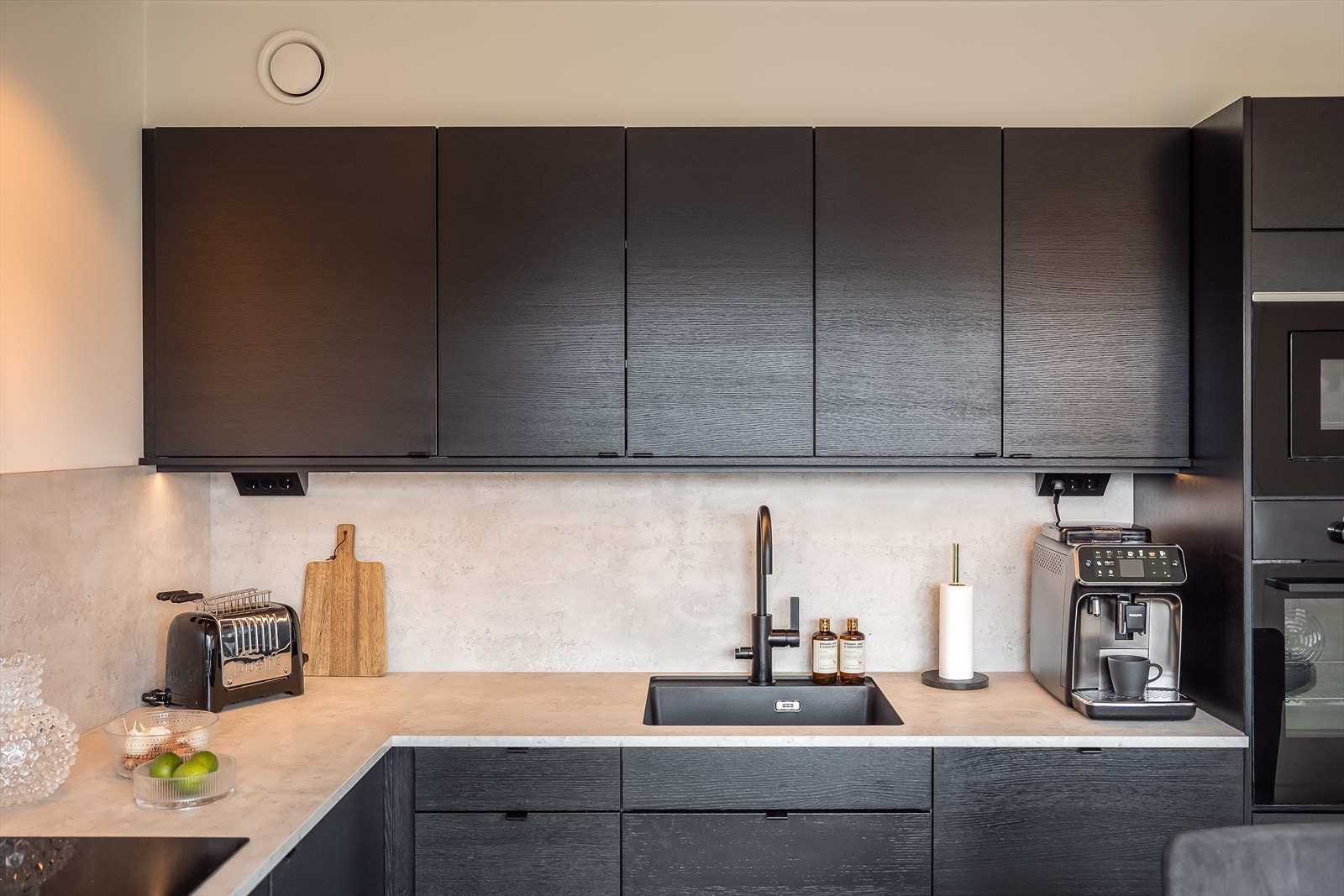 Det er helintegrerte hvitevarer som stekeovn, induksjonstopp, kjøle- og fryseskap. Kjøkkenet holder en gjennomgående pen standard og har fått TG 1 av takstmann. Galleribilde