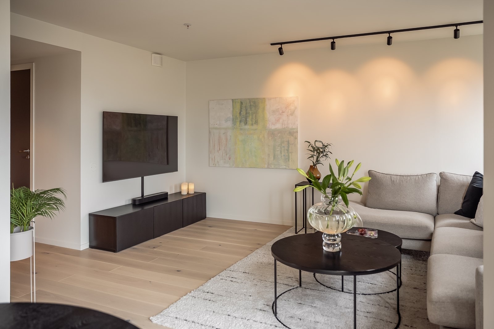 Stue- og kjøkkenløsning er på totalt 28,2 m², med god plass til sofa, spisebord og tilhørende møblement. Galleribilde