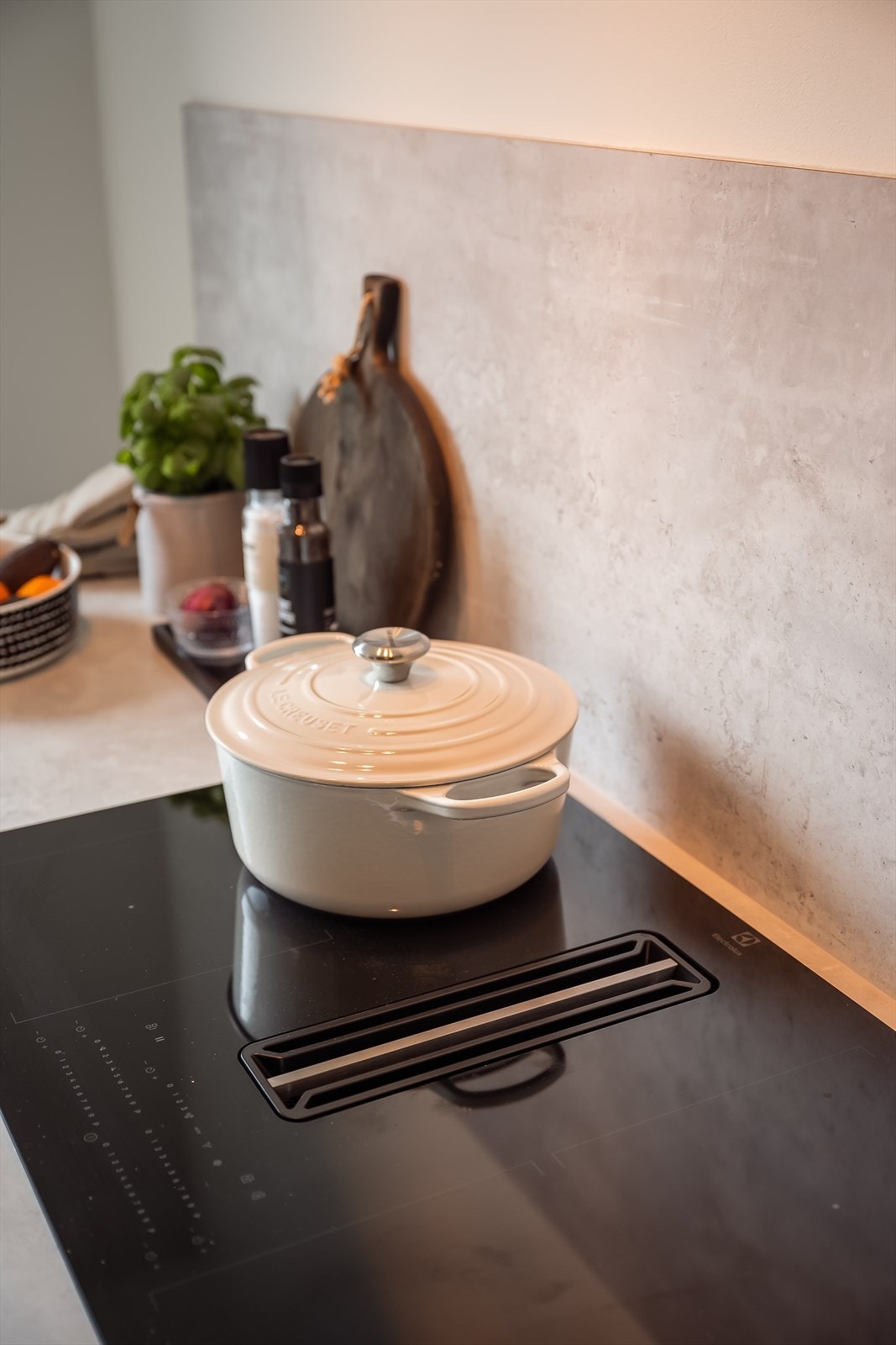 Induksjonstoppen har nedfelt benkeventilator, som hever standarden og understreker den gjennomtenkte oppussingen som er gjort. Galleribilde