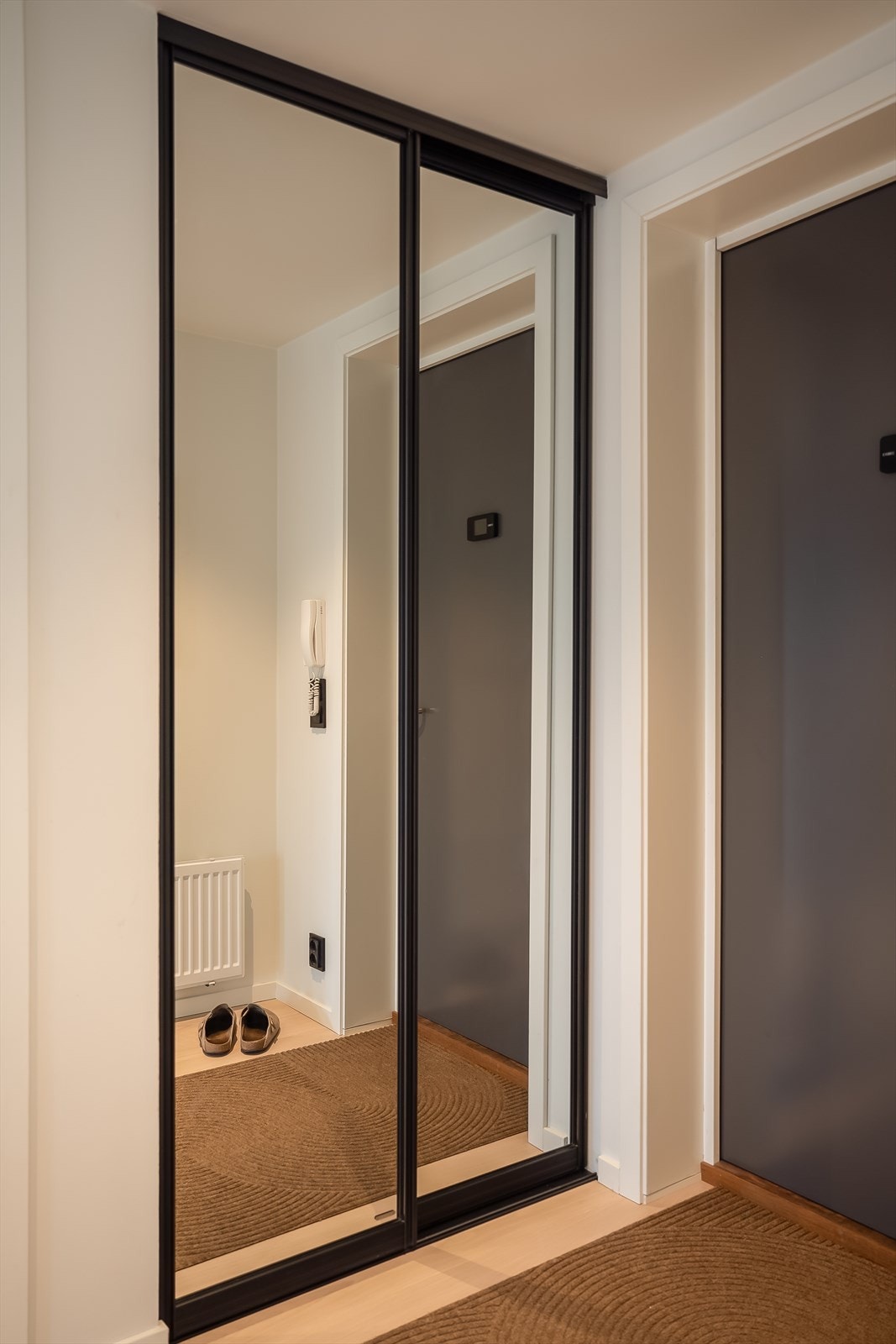 Éntre har i tillegg egen skyvedørsgarderobe med god plass til oppbevaring av sko og yttertøy. Galleribilde