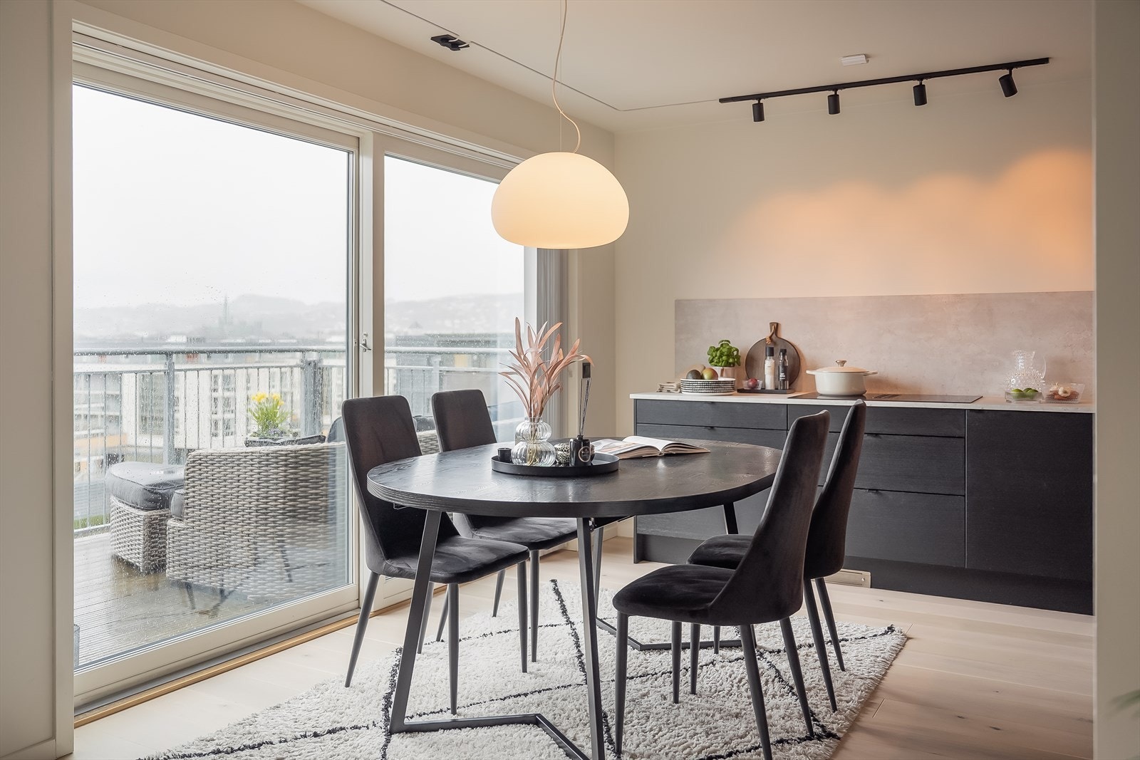 De store vindusflatene sørger for godt med utsyn samt at man får rikelig med lys i leiligheten. Leiligheten ligger i hjertet av Solsiden men fremstår dog skjermet på toppen av en skjult takhage. Galleribilde