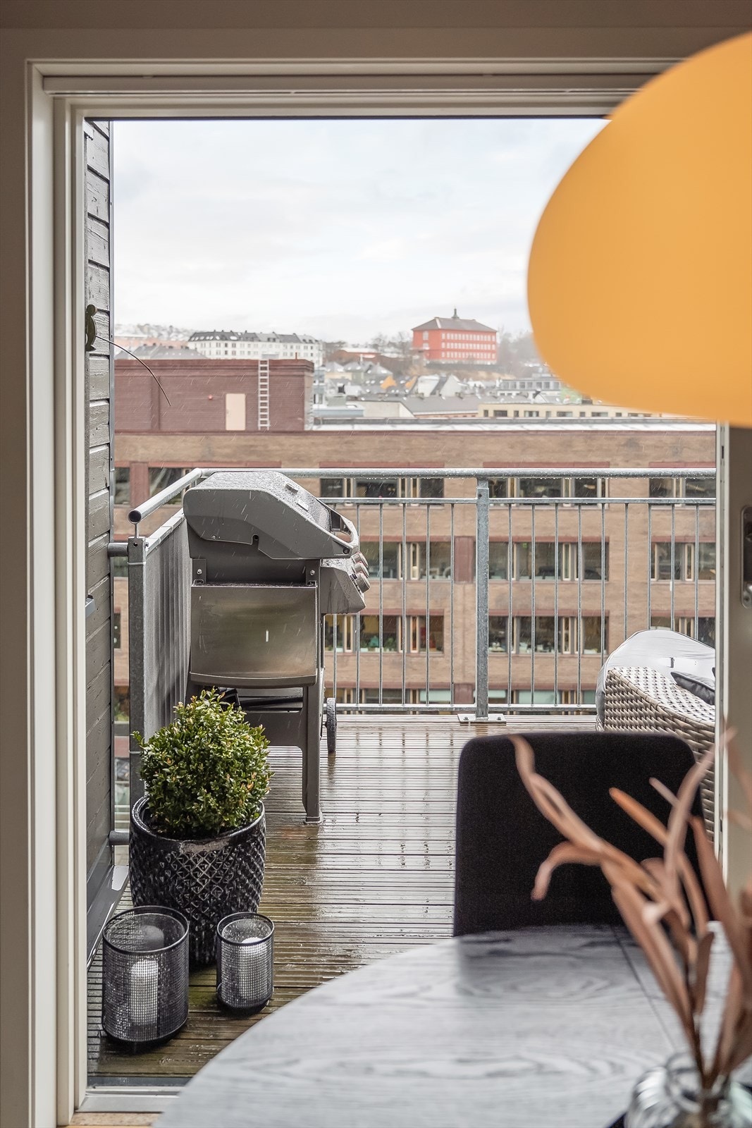 Smarte vindusløsninger og brede skyvedører gir en sømløs overgang til den solrike balkongen utenfor, som en utvidelse av stue og kjøkkenarealet. Galleribilde