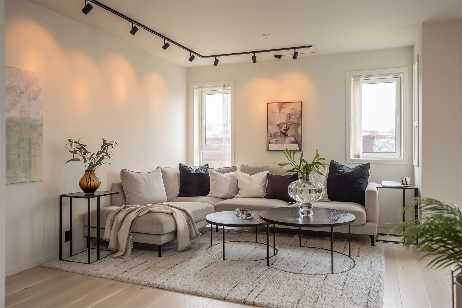 All belysning, med tilhørende stikkontakter og dimmere, er nytt fra 2023. På stuen er det også montert lekre spotskinner. Boligen er utstyrt med smarthusbelysning fra Plejd, som gjør at alle lys kan styres via. app. Galleribilde