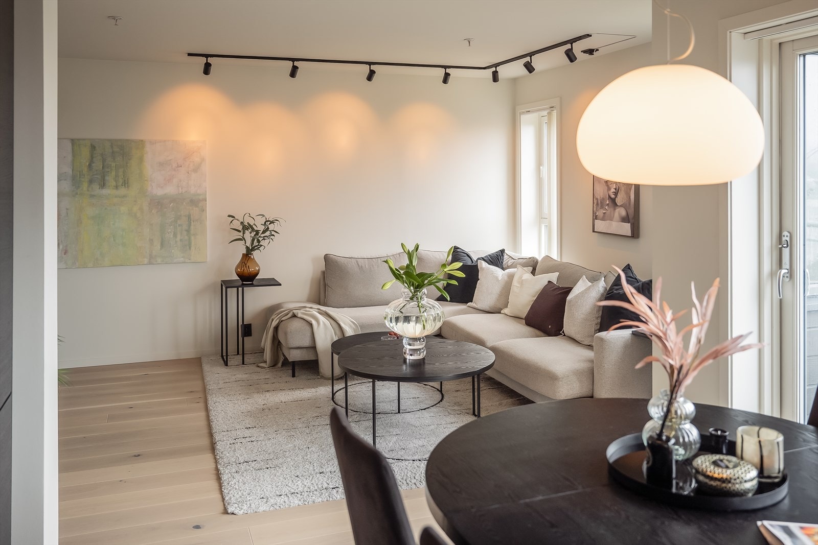 TV-stuen har et fint innhukk, som gjør møblering enkelt. Galleribilde