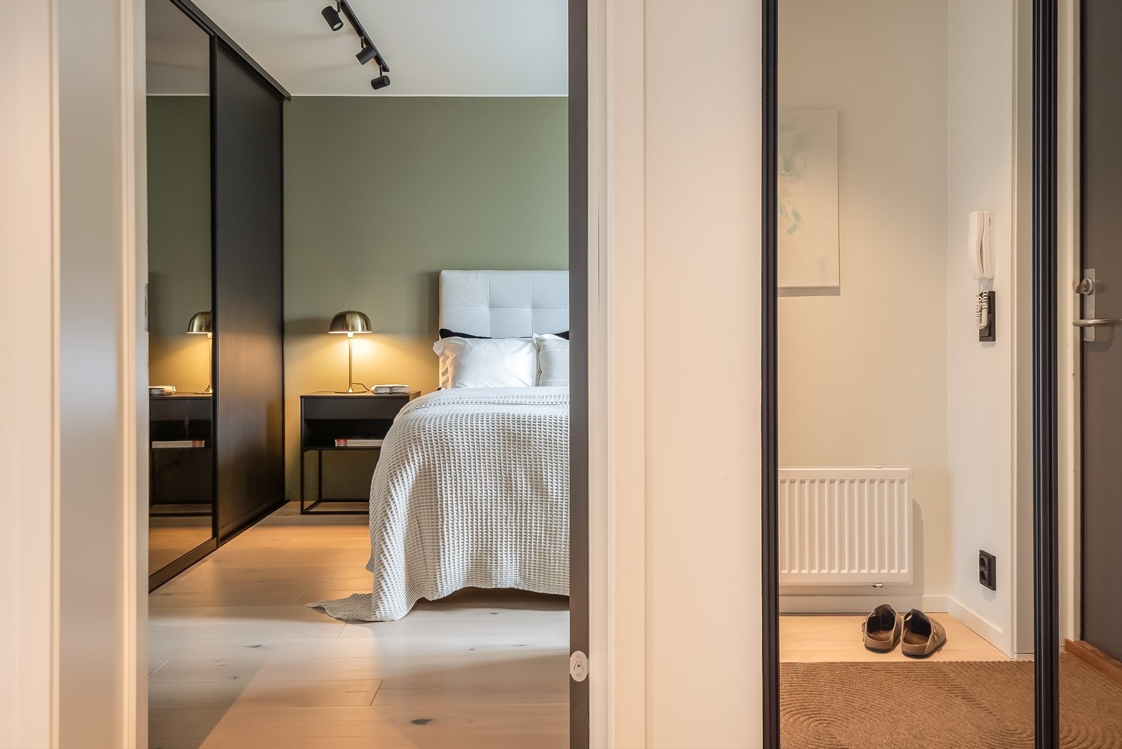 I direkte tilknytning entré finner man leilighetens to gode soverom. Galleribilde