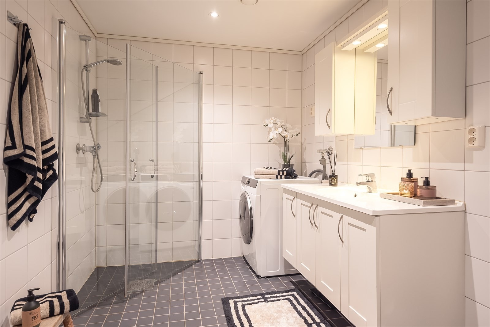 Lyst, romslig og flislagt bad på hele 7 m² fra nyere byggeår i 2010. Galleribilde