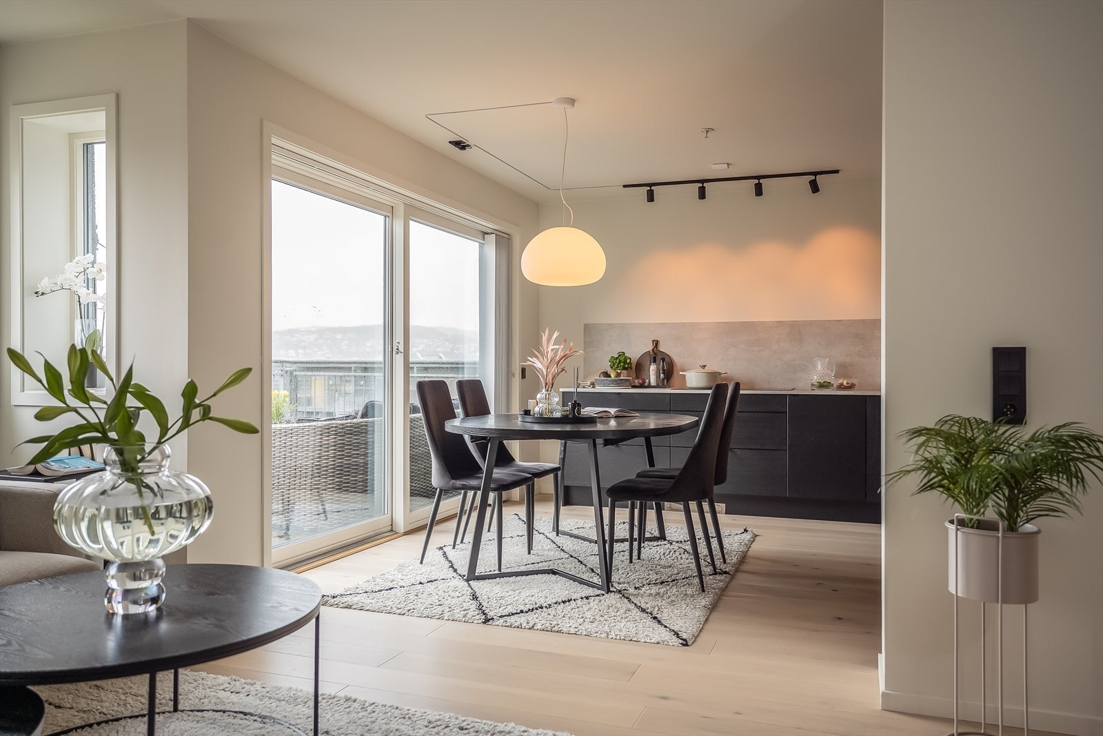 Leiligheten holder en gjennomgående pen standard med slette og oppgraderte overflater i tidsriktige farger og høy teknisk standard. Galleribilde