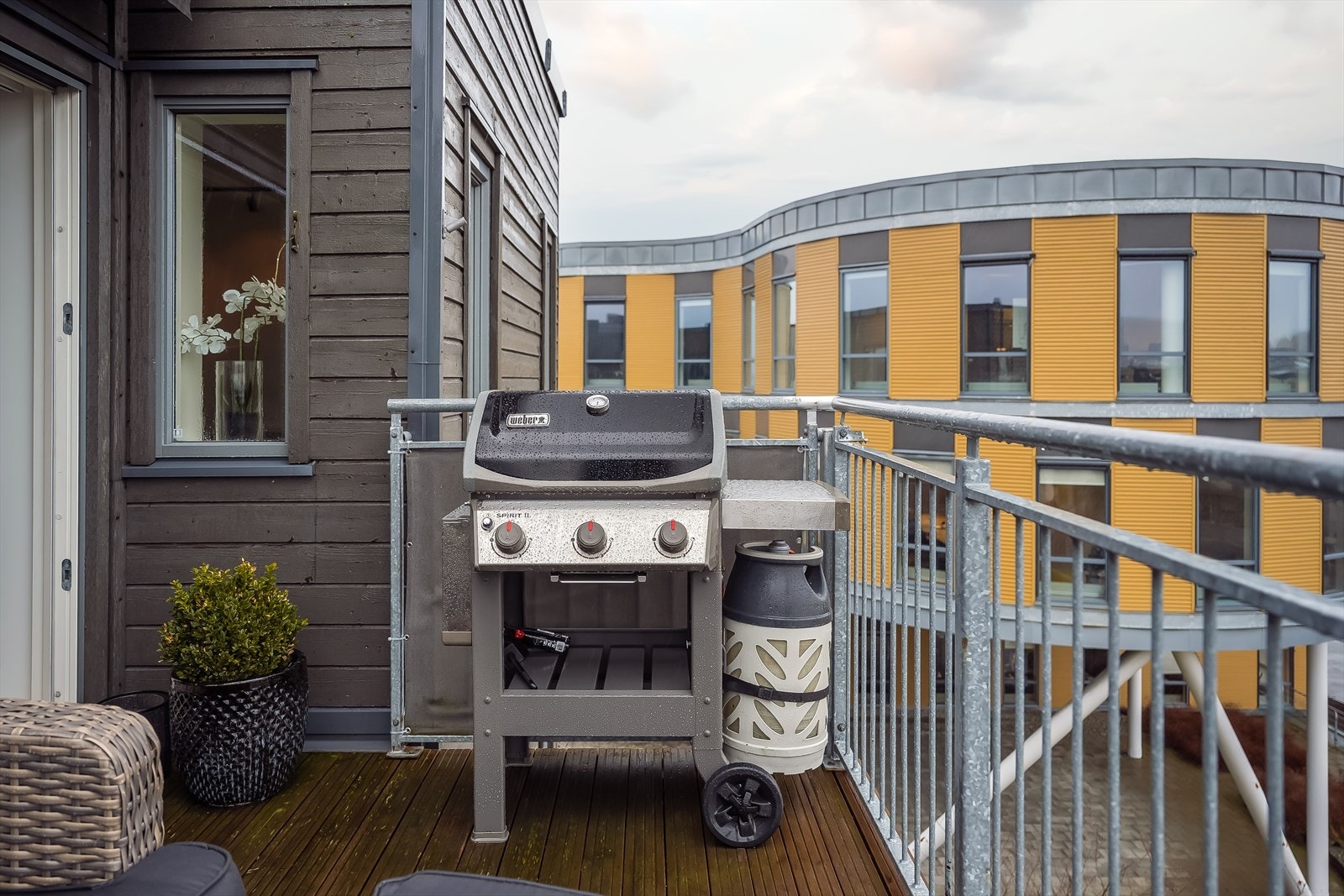 Balkongen måler ca. 8 m² og har plass til både utemøblement og grill. Galleribilde