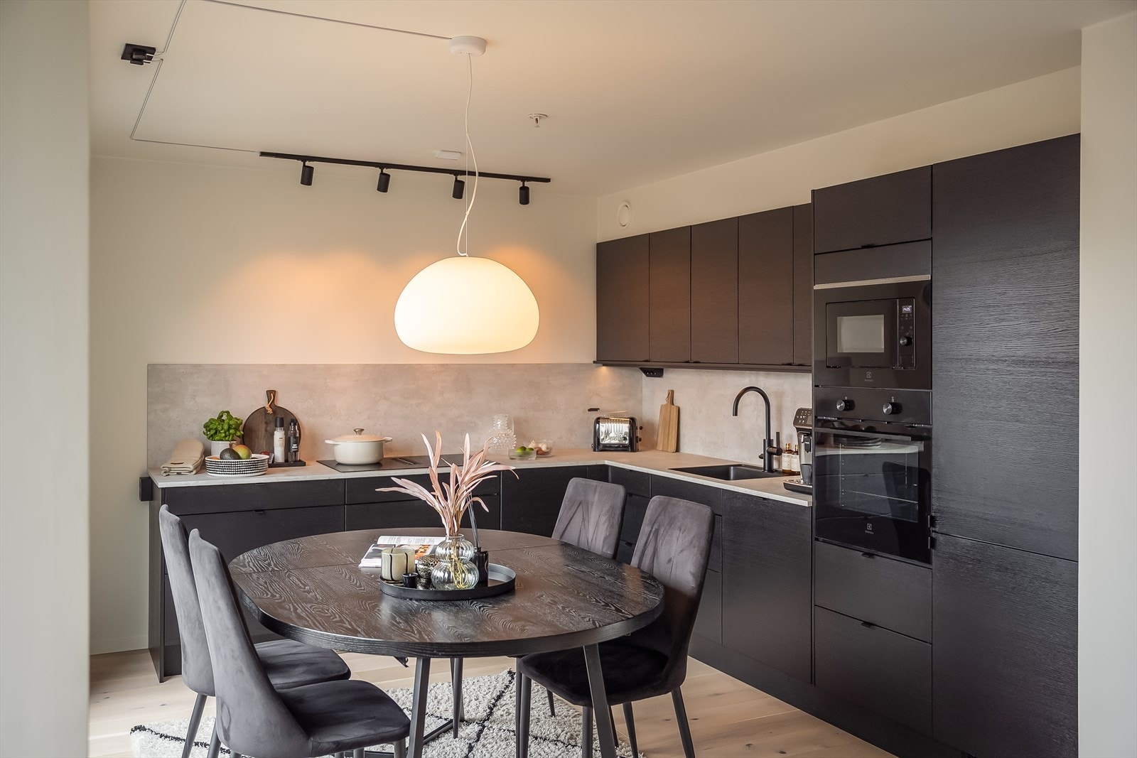 Stilrent og elegant hjørnekjøkken fra kvalitetsleverandøren Norema. Galleribilde