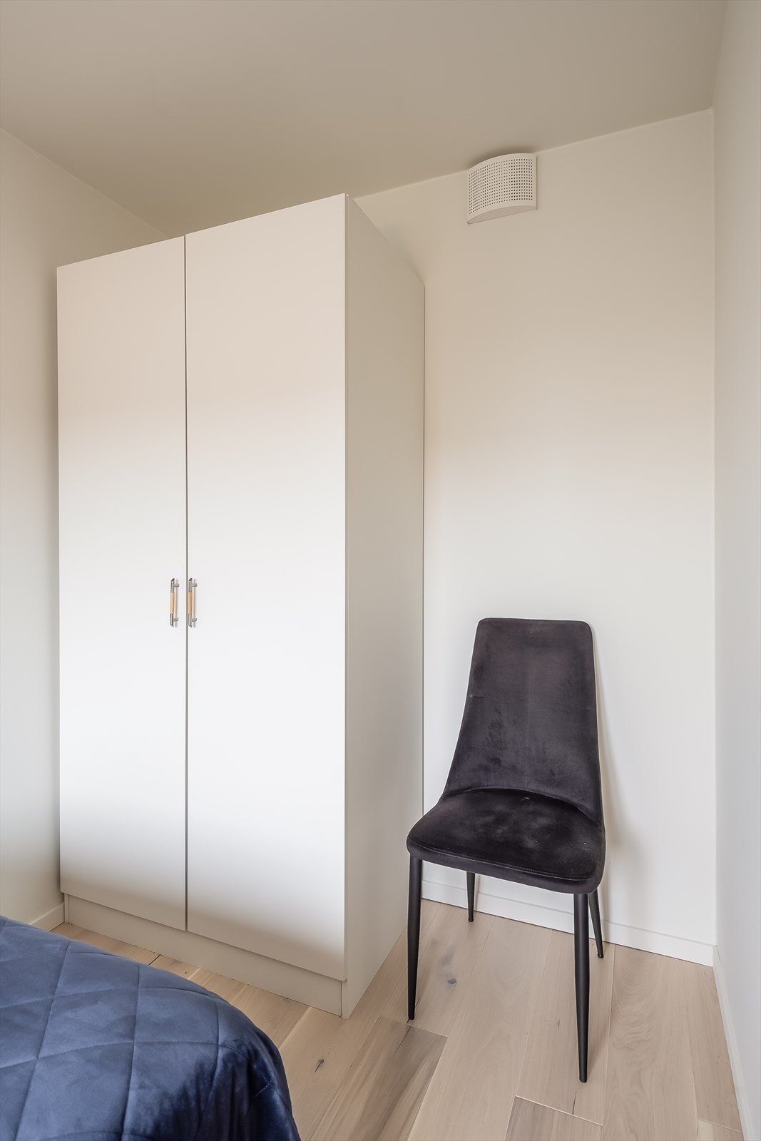 Også her har man god plass til seng og garderobeløsninger. Galleribilde