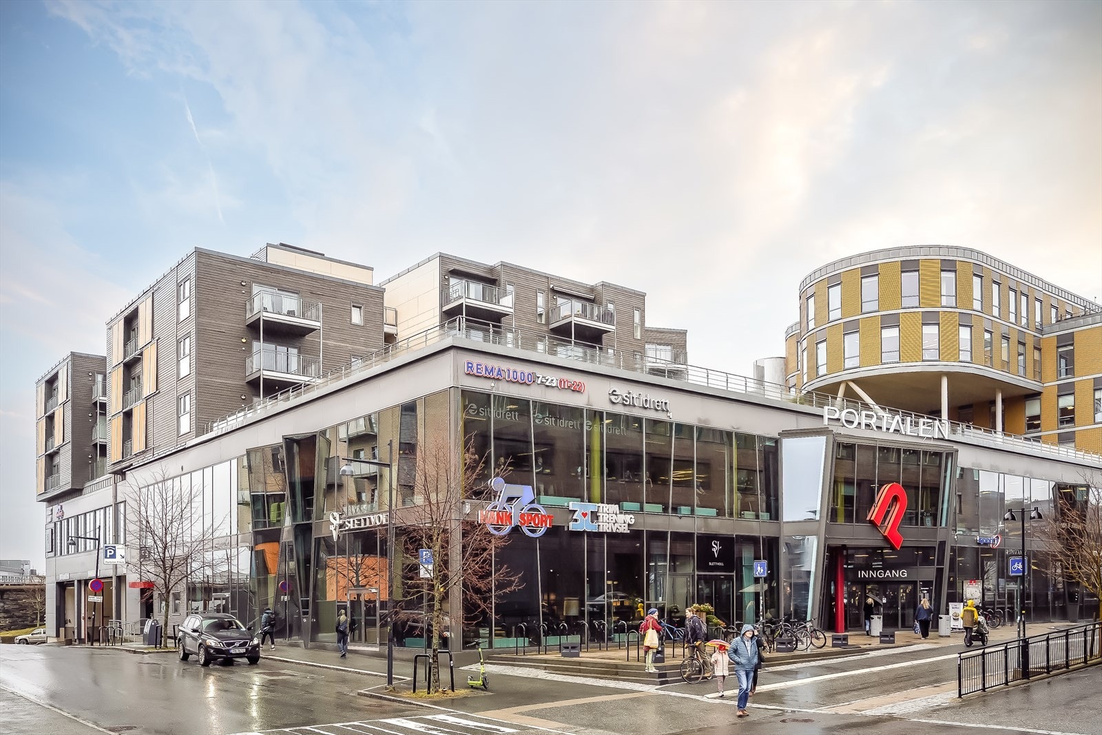 Leiligheten ligger i samme bygg som Portalen kjøpesenter og du tar enkelt heisen ned til 3T-treningssenter, SiT-treningssenter, samt søndagsåpen dagligvare. Galleribilde