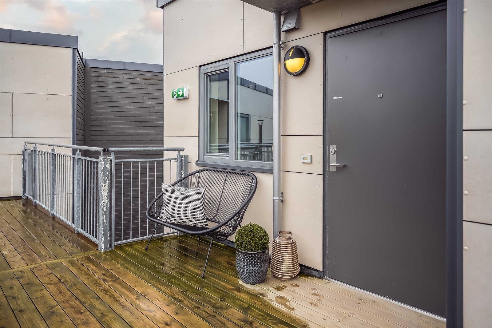 Leiligheten har eget inngangsparti med plass til utemøblement. Velkommen til visning! Galleribilde