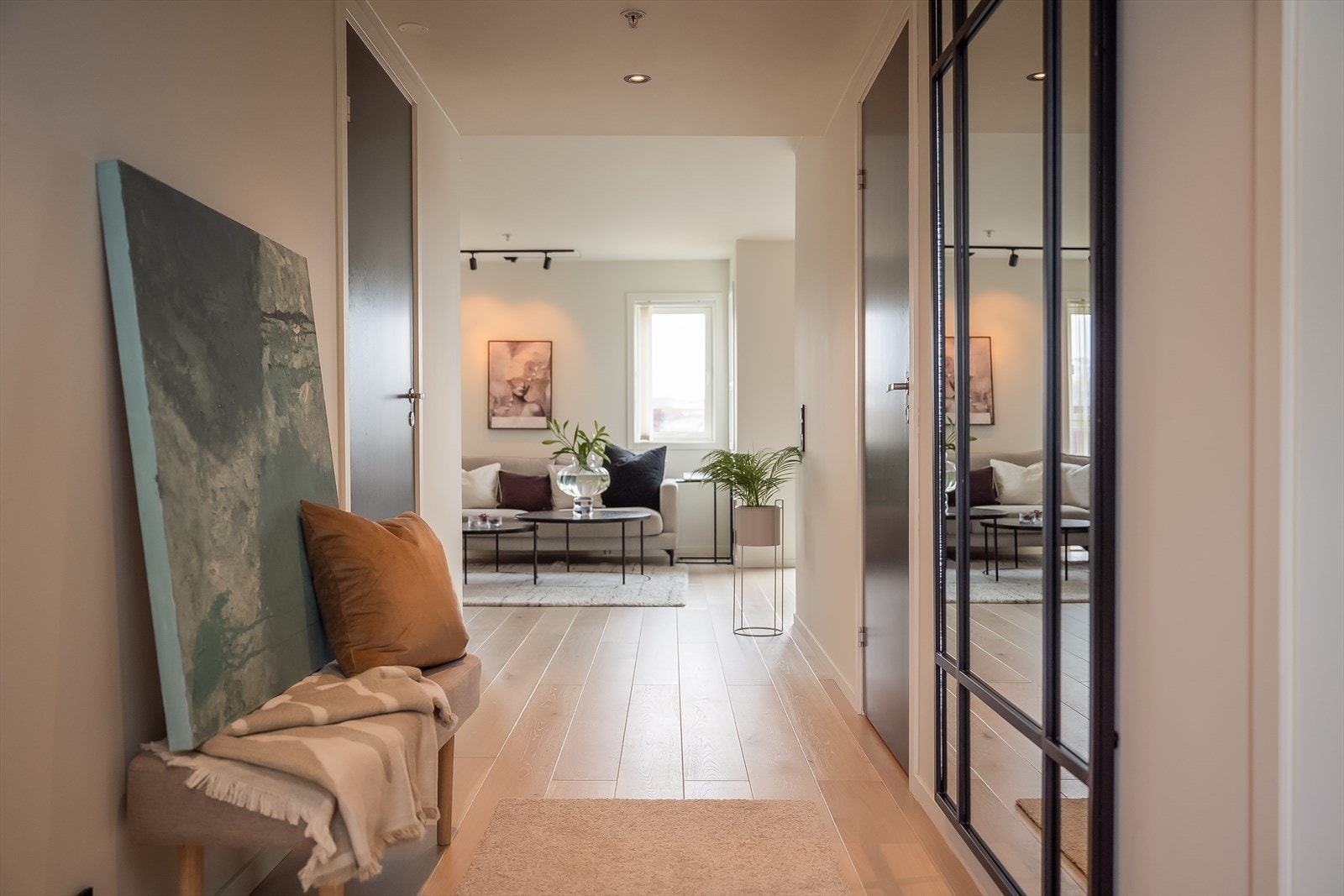 Fra gangen tar man seg enkelt til alle boligens rom. Her er det etablert downlights, for mer lys. Galleribilde