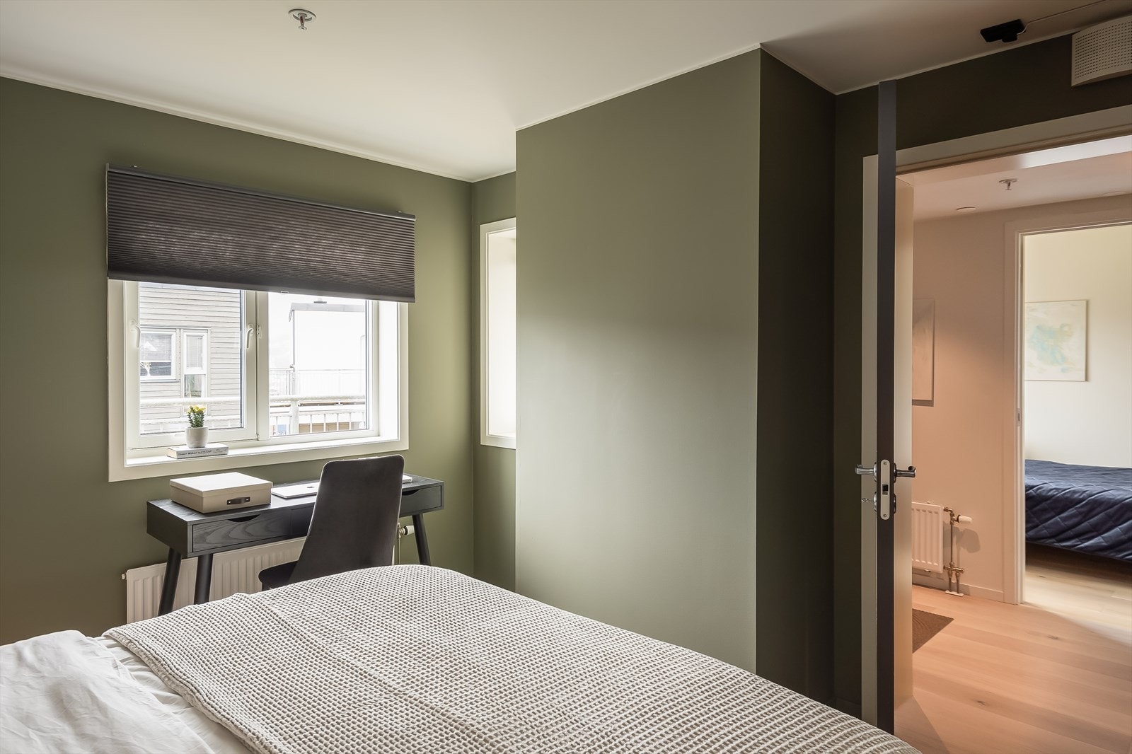 Rommets gode størrelse gir også enkelt plass til kontorlønsing. Galleribilde