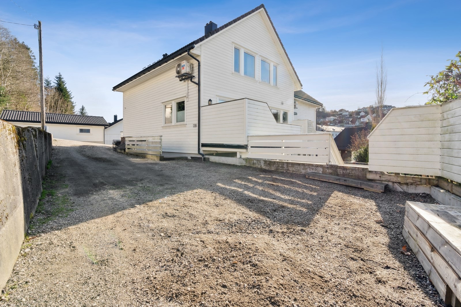 Skrånende terreng med gårdsrom og terrasse. Galleribilde