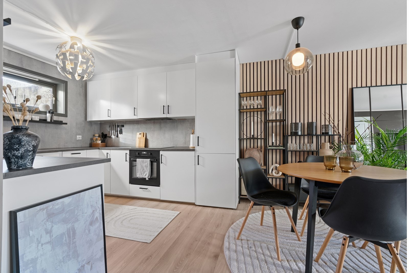 Velutstyrt og fint kjøkken, innredning med glatte fronter og laminert benkeplate. Galleribilde