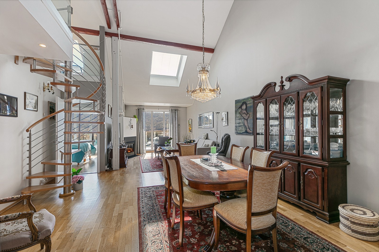 Stuen holder god romslighet, med tilstrekkelig plass for både en behagelig sofagruppe og et større spisebord. Galleribilde