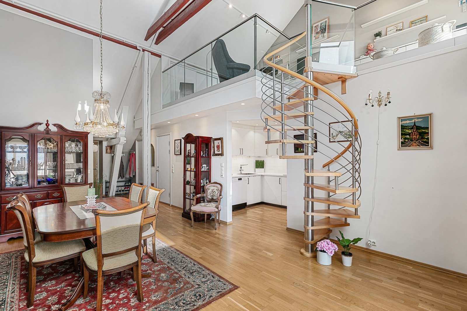 Den åpne løsningen mot kjøkkenet gjør stuen til et sosialt oppholdsrom og skaper en fin romfølelse. Galleribilde