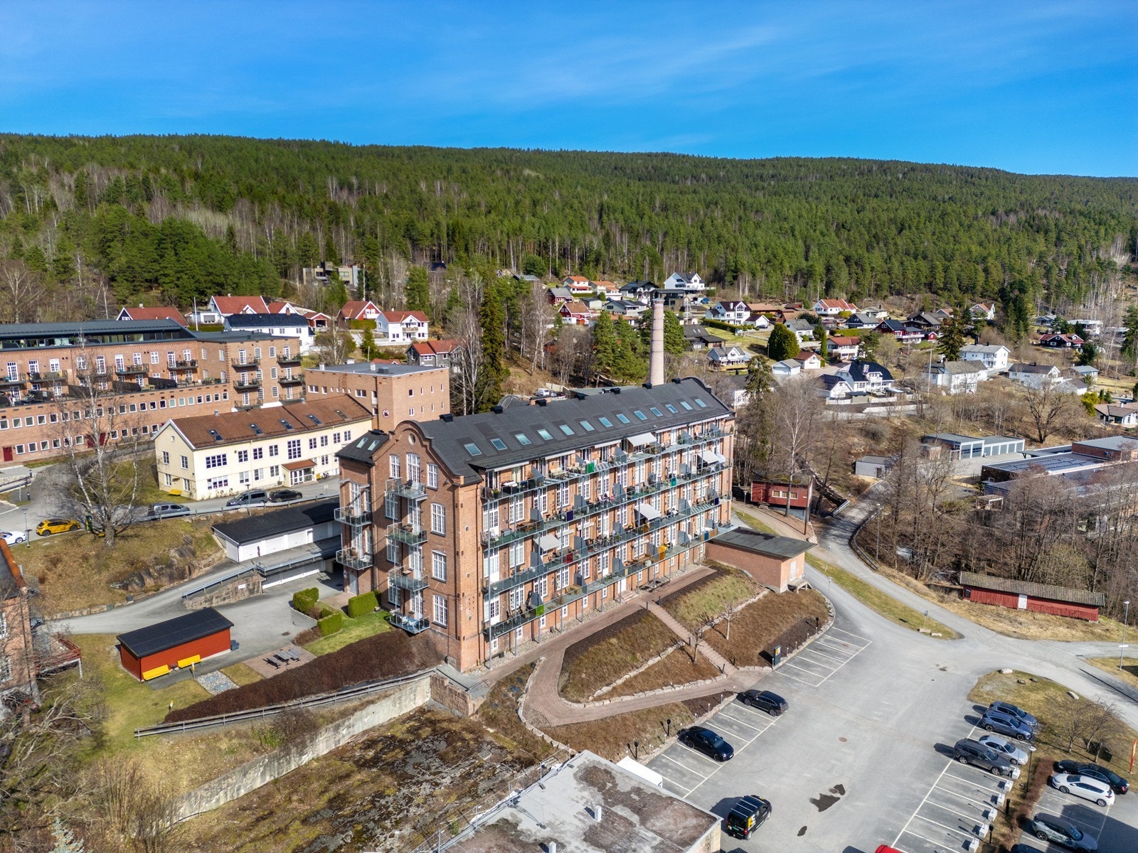 Fra boligen har du kort gangavstand til variert turterreng, lysløype og populære turmål som blant annet Knabben. Galleribilde