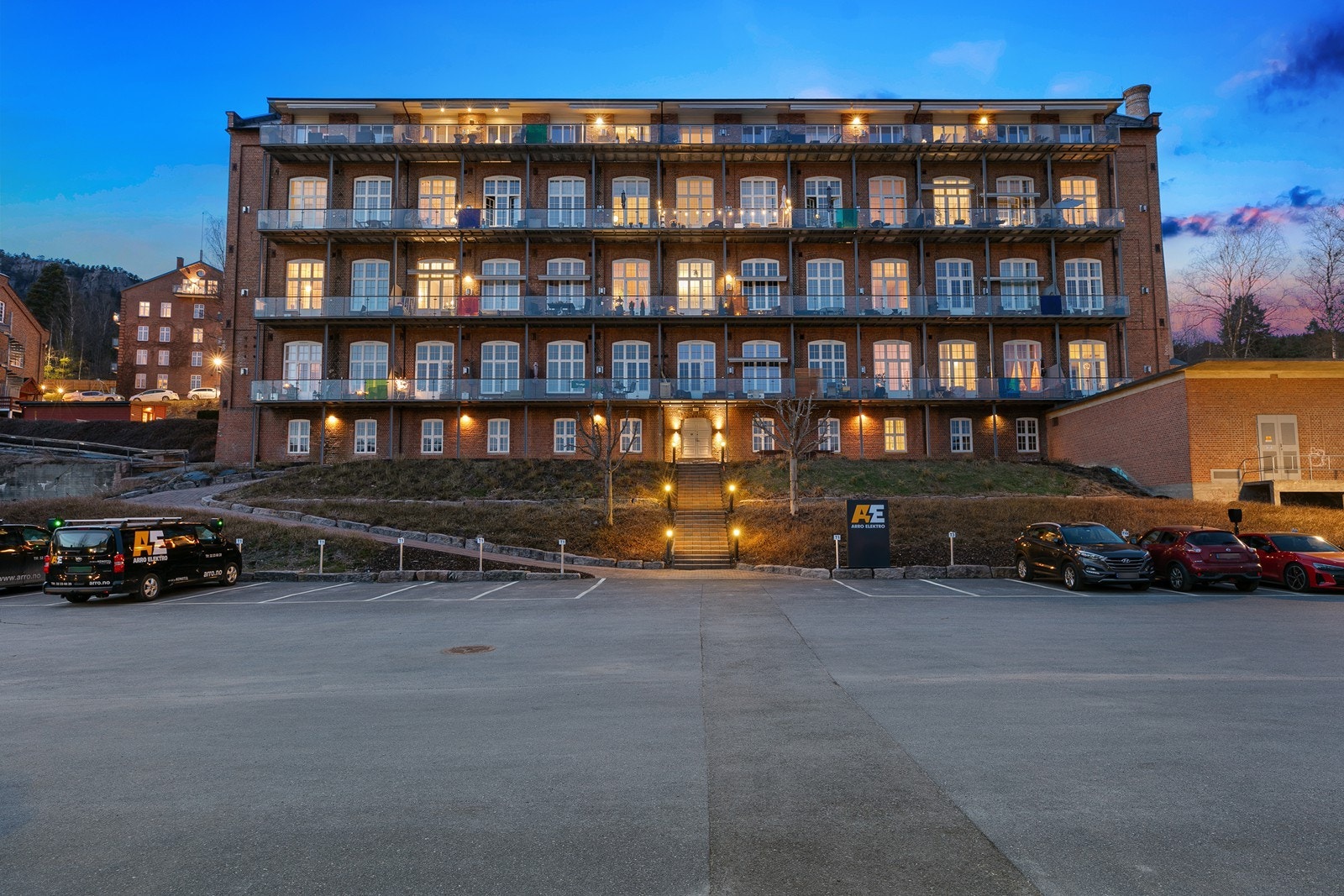 Delikat og tiltalende toppleilighet med unik romfølelse og 3,6 m takhøyde - Hems - Balkong med utsikt - Garasjeplass! Galleribilde