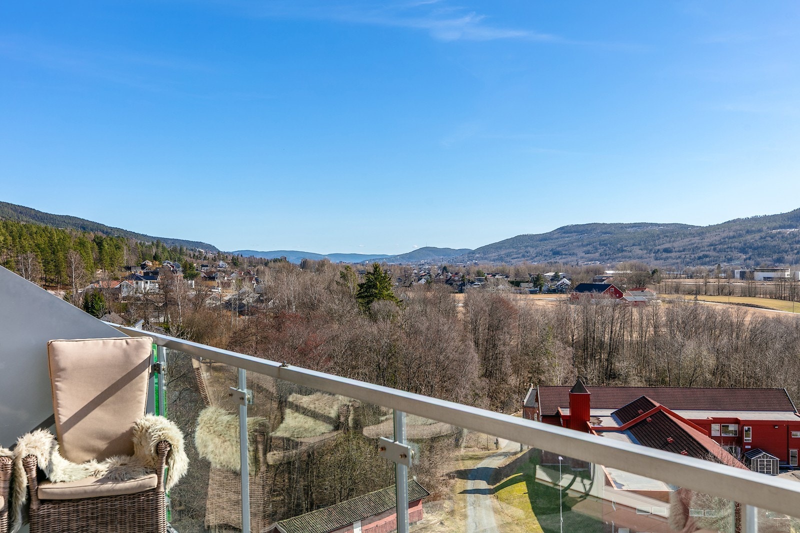 Balkongen er fint skjermet fra de andre leilighetene. Galleribilde