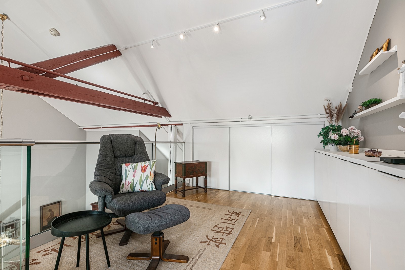 Praktisk oppbevaring løsning med skyvedørsgarderobe. Galleribilde