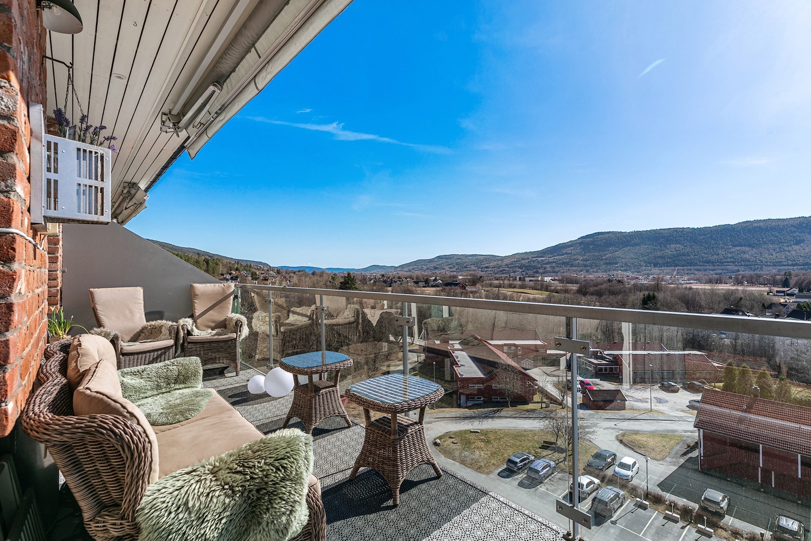 Her kan man sitte å nyte den fantastiske utsikten en lang sommerdag. Galleribilde