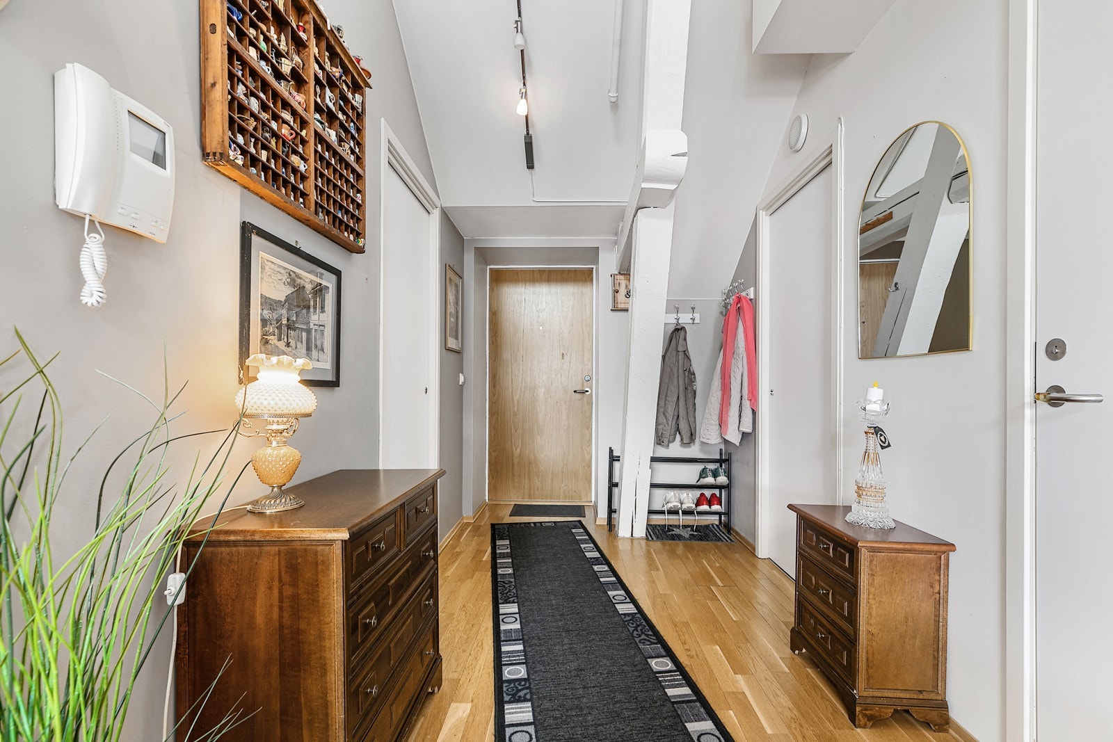 Leiligheten har en svært innbydende entré som gir et godt førsteinntrykk av boligen. I entréen er det god plass til oppheng av yttertøy i garderobeskap og til å sette ifra seg sko. Galleribilde