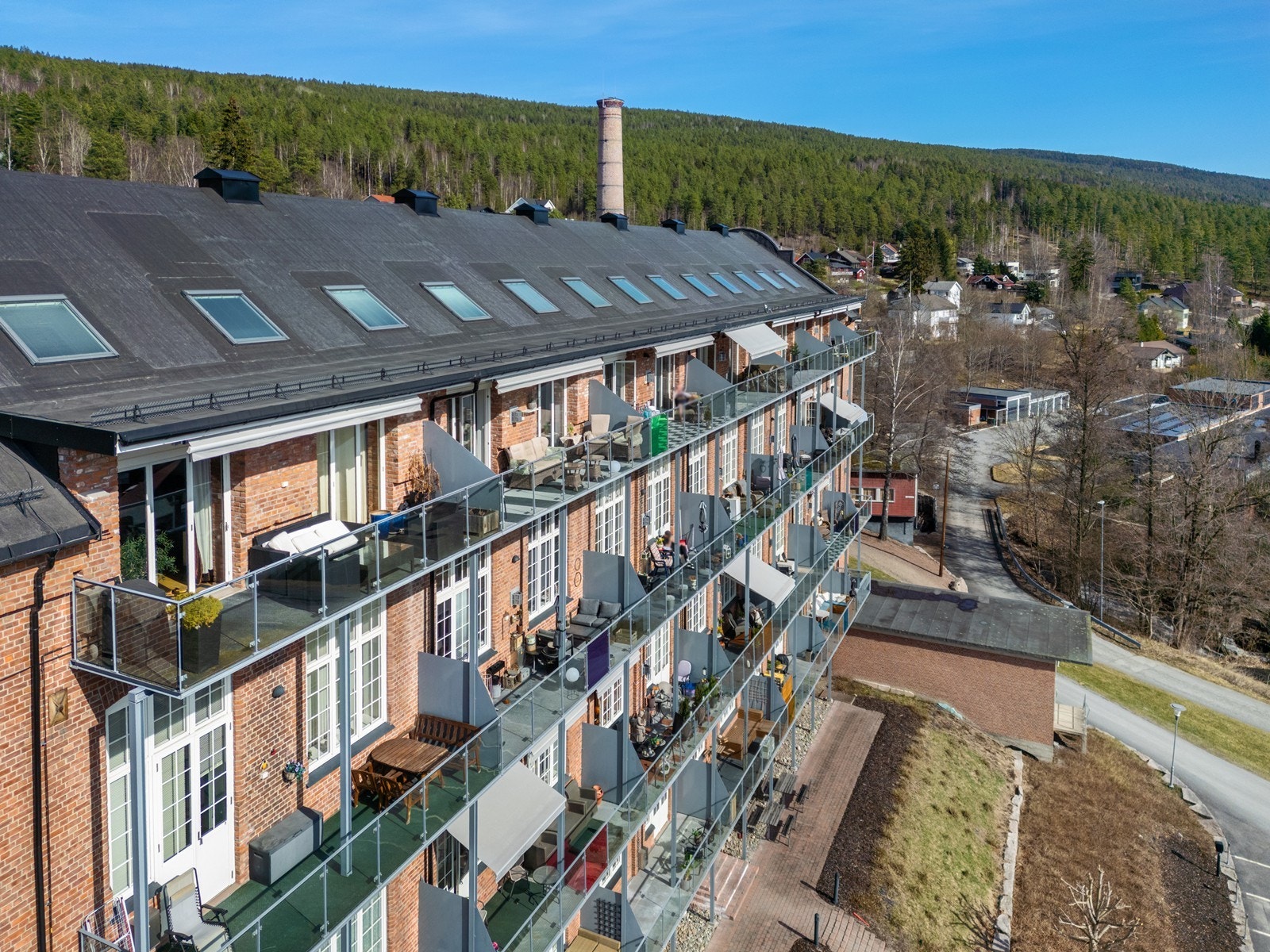 Fra stuen er det utgang til en herlig balkong med fine solforhold. Galleribilde