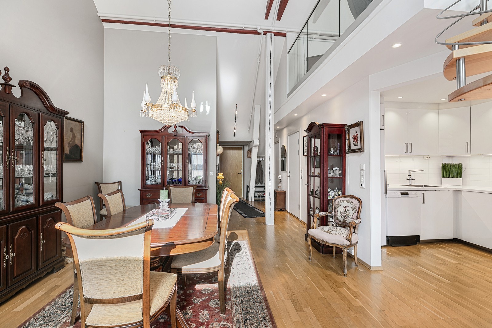 Spisebordet finner sin naturlige plass ved kjøkkenet der en kan dekke på til flere gjester Galleribilde