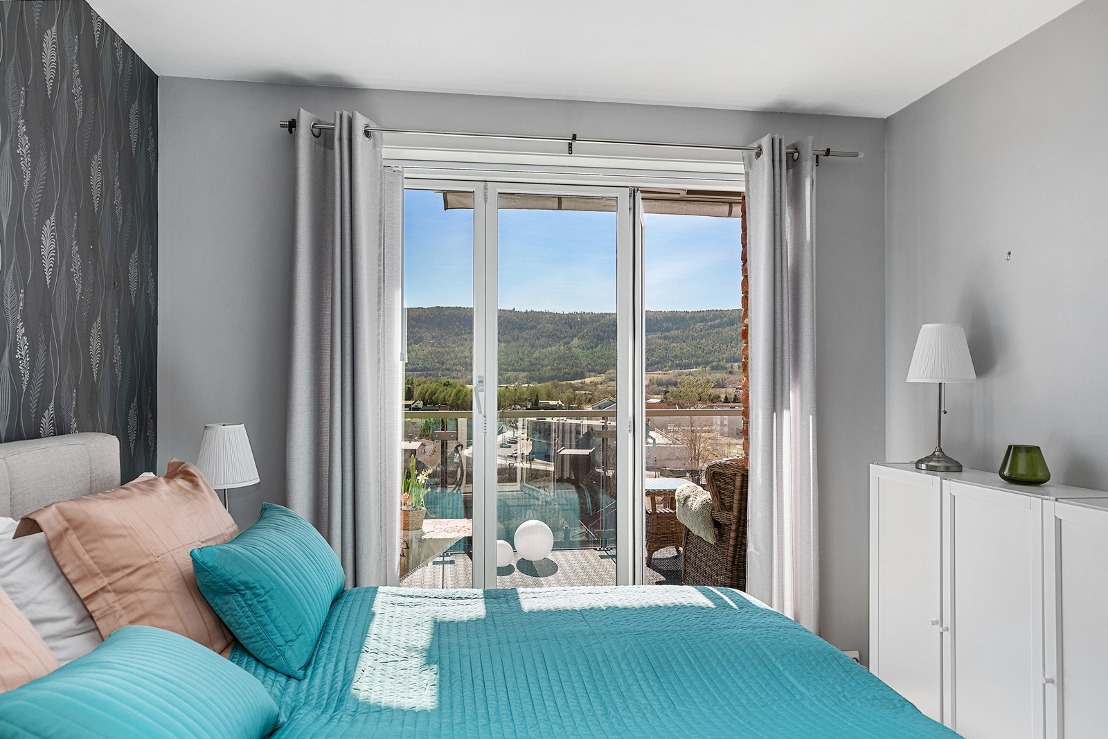 Rommet har god plass til dobbeltseng til tilhørende nattbord og det er direkte utgang til balkongen fra soverommet der en kan sitte å nyte den vakre utsikten. Galleribilde