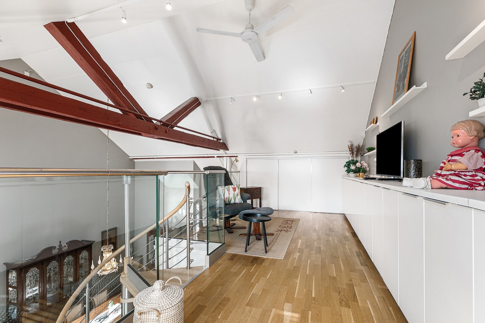 Det er innredet en hyggelig tv-stue på hemsen. Galleribilde