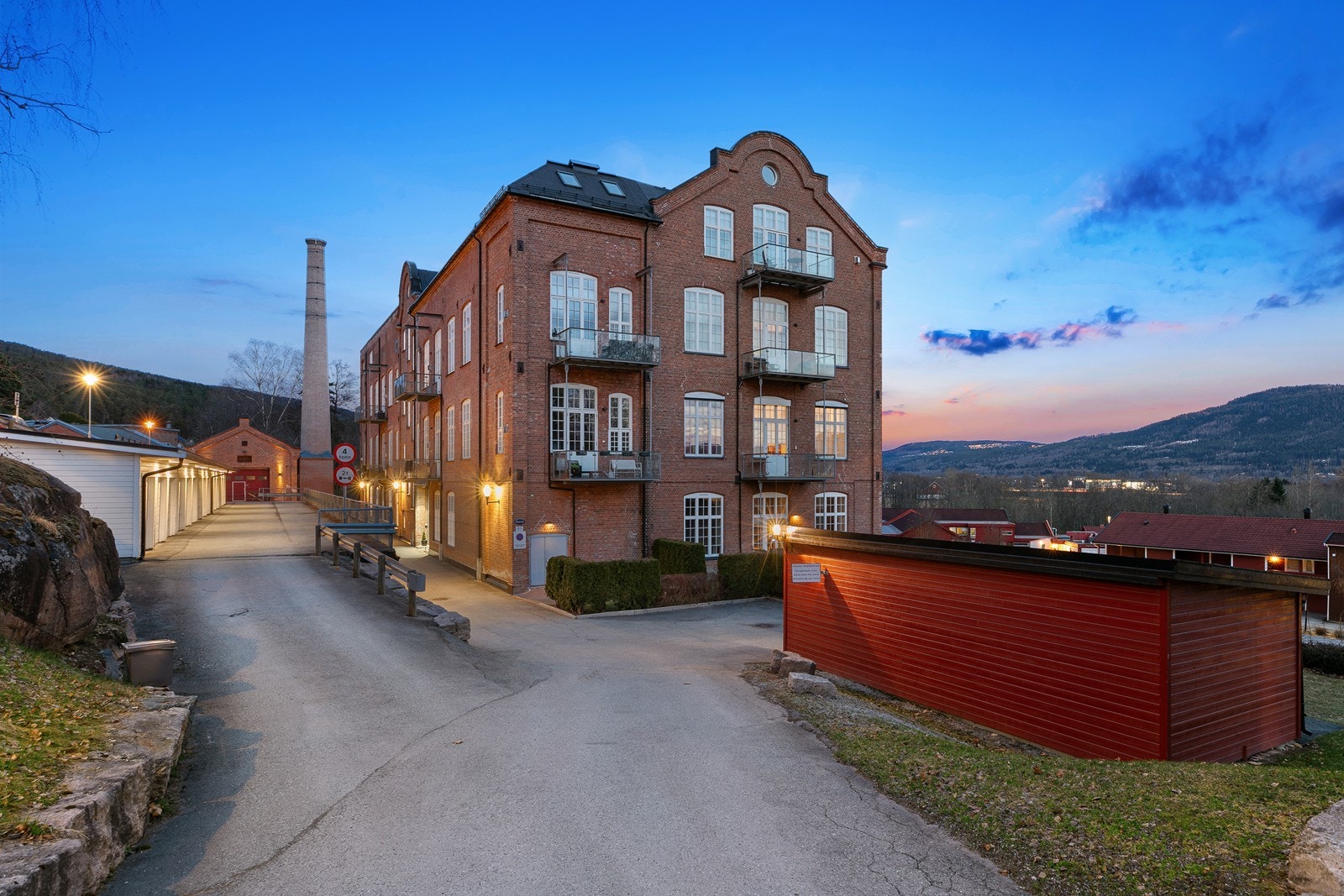 Ca. 10 min. kjøretid til Drammen sentrum og ca. 40 min. til Oslo. Galleribilde