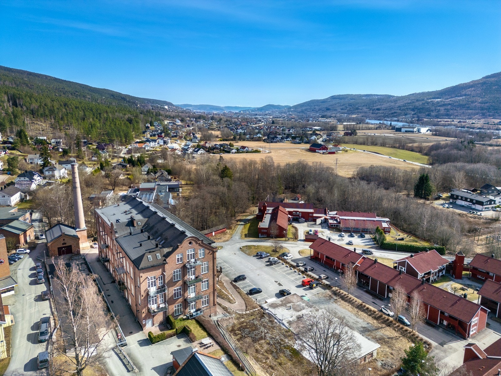 Kort gangavstand til bussholdeplass og offentlig kommunikasjon med god bussforbindelse i retninger Drammen/Oslo og Hokksund. Galleribilde