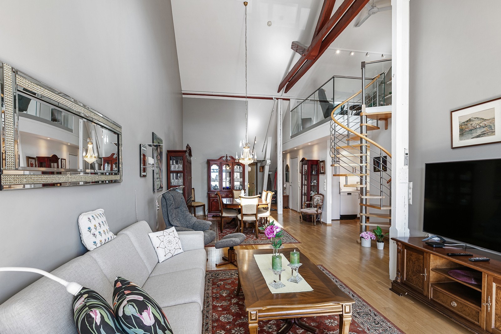 Stuen har en fantastisk takhøyde med hele 3,6 meter og gode lysforhold. Galleribilde