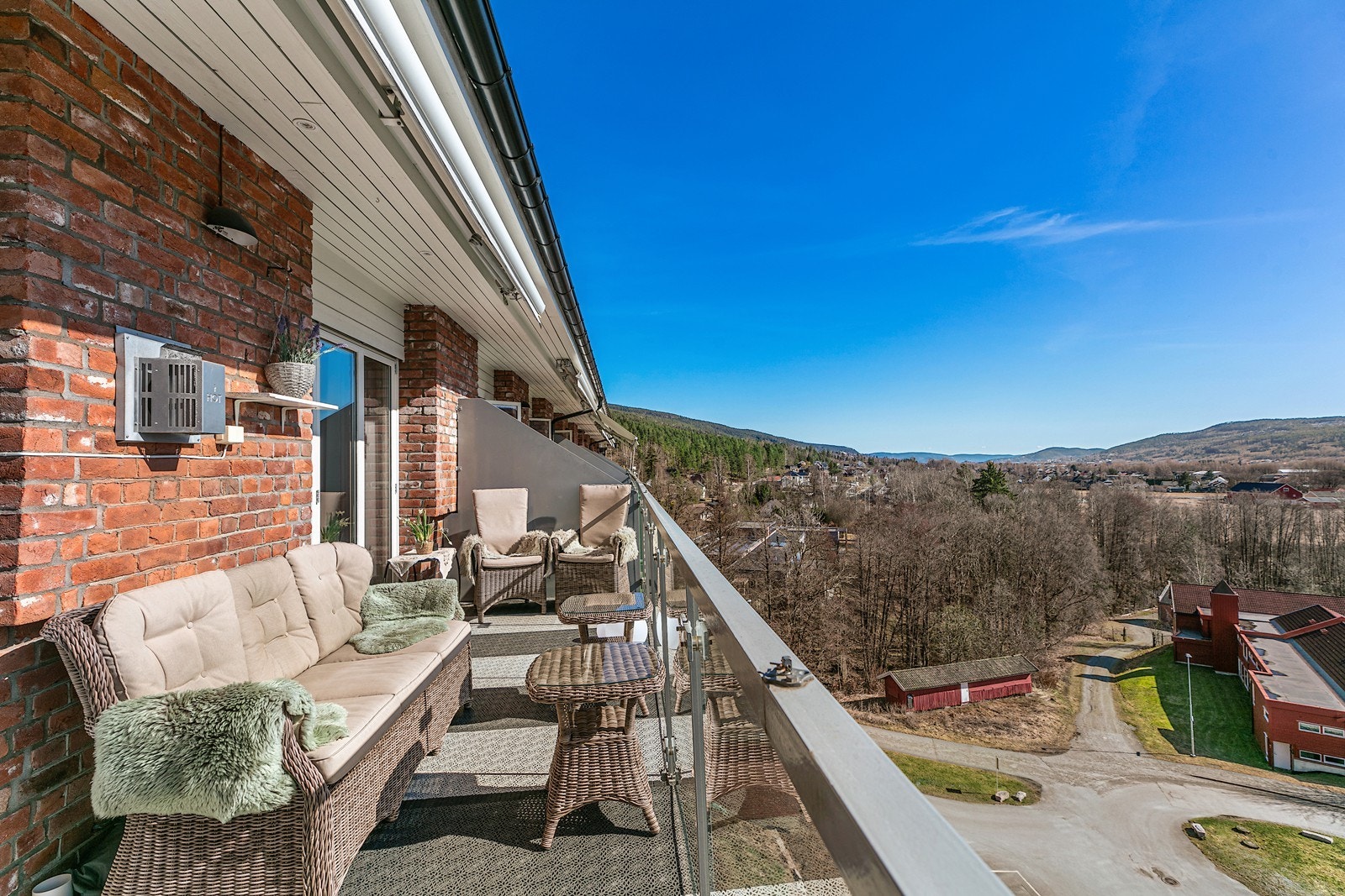 Stor og romslig balkong med plass til diverse møblerings alternativer. Galleribilde