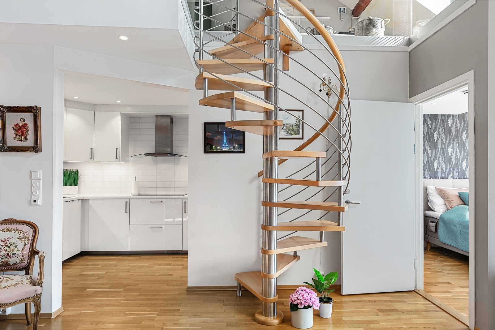 Vindeltrappen tar deg opp til hemsen som er innredet som en ekstra stue. Galleribilde