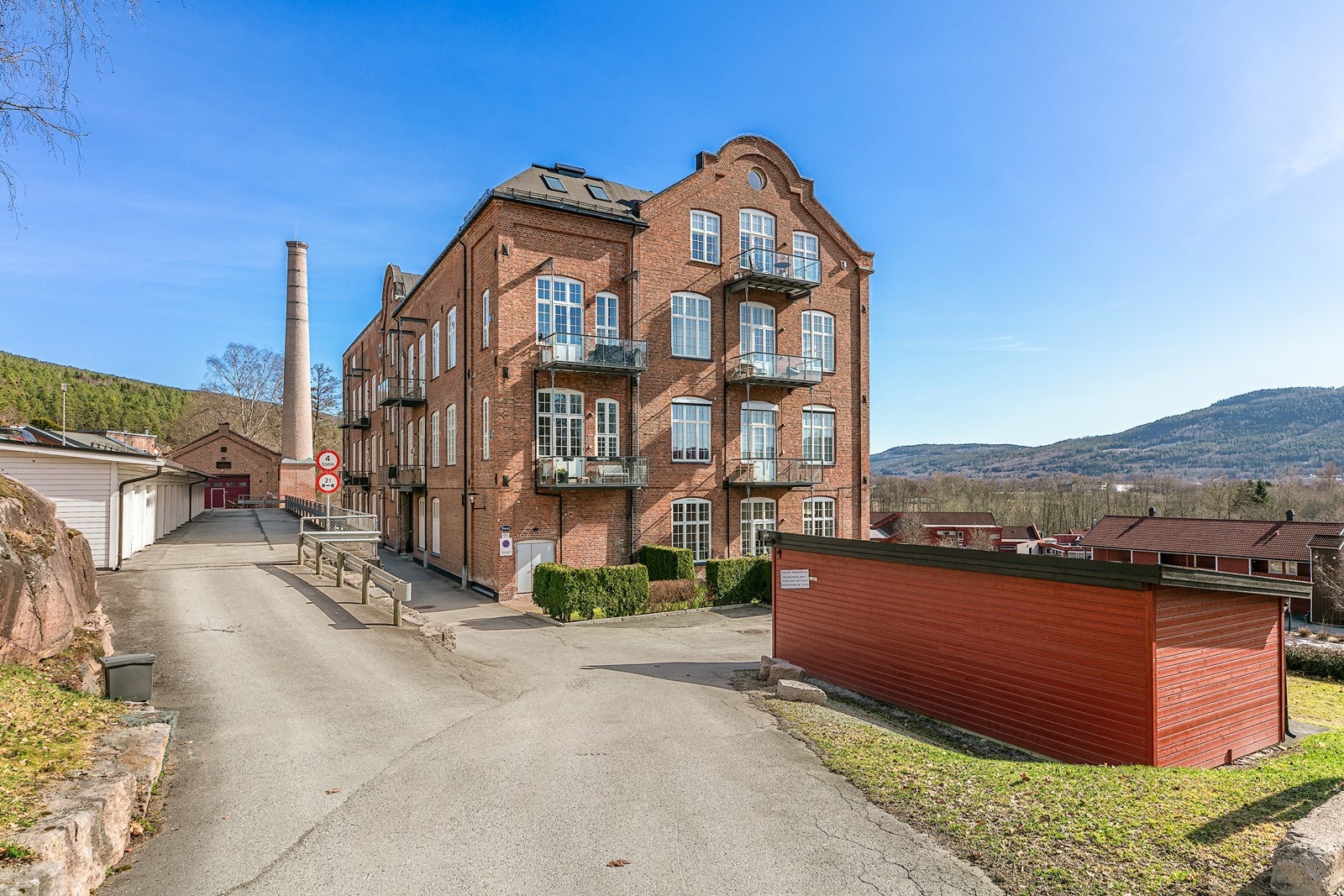 Spinderisletta 95 ligger flott til sentralt i Solbergelva, i et ettertraktet og trivelig nabolag. Galleribilde