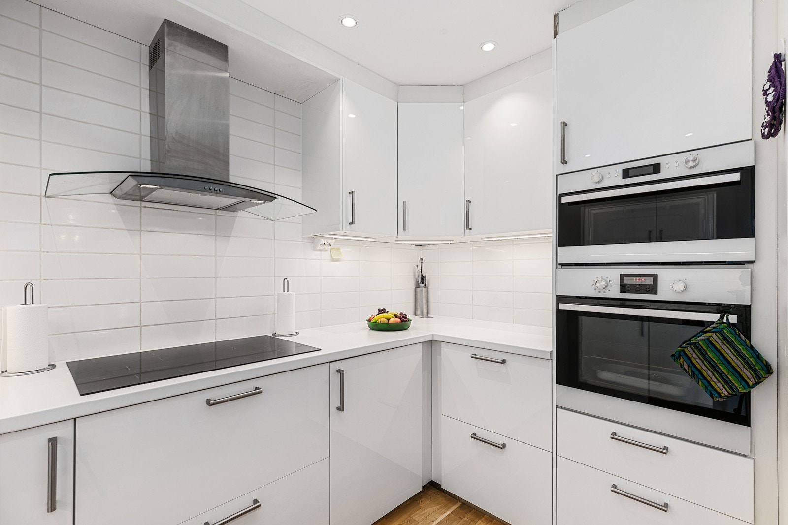 Det er integrert oppvaskmaskin, komfyr og platetopp. Galleribilde