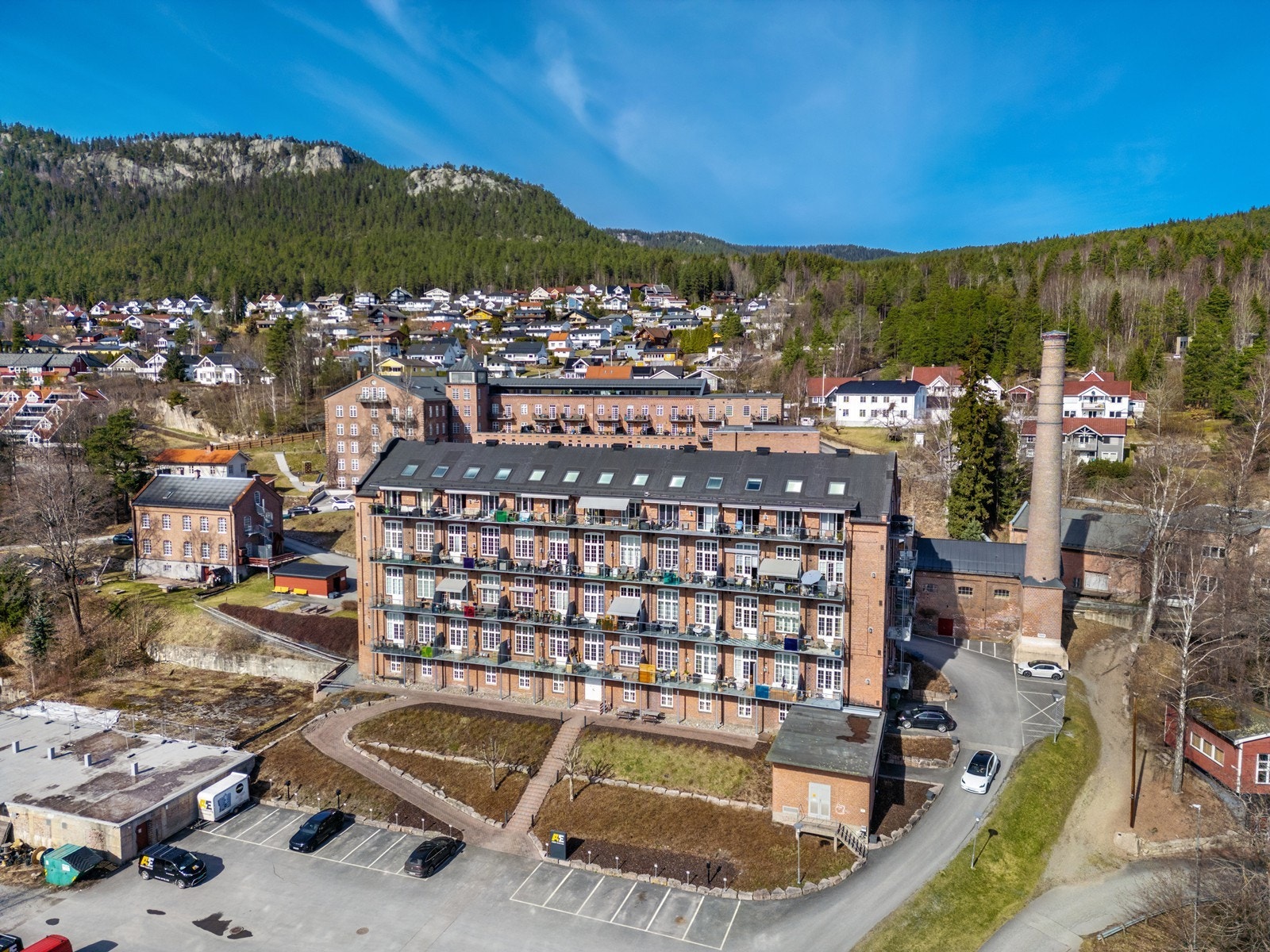 Kun ca. 5 minutters gange til nærmeste dagligvare, Kiwi samtidig som det er nærhet til flere kjøpesentre, bl.a. Buskerud Storsenter/Alti med større butikkmiks, vinmonopol, restauranter og serveringssteder. Nærhet til lege, tannlege, Solberg senter og idre Galleribilde