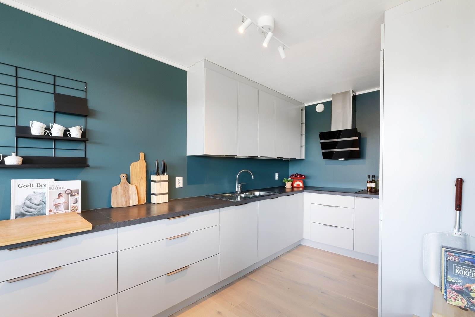 Delikat kjøkken med mye skap- og benkeplass Galleribilde