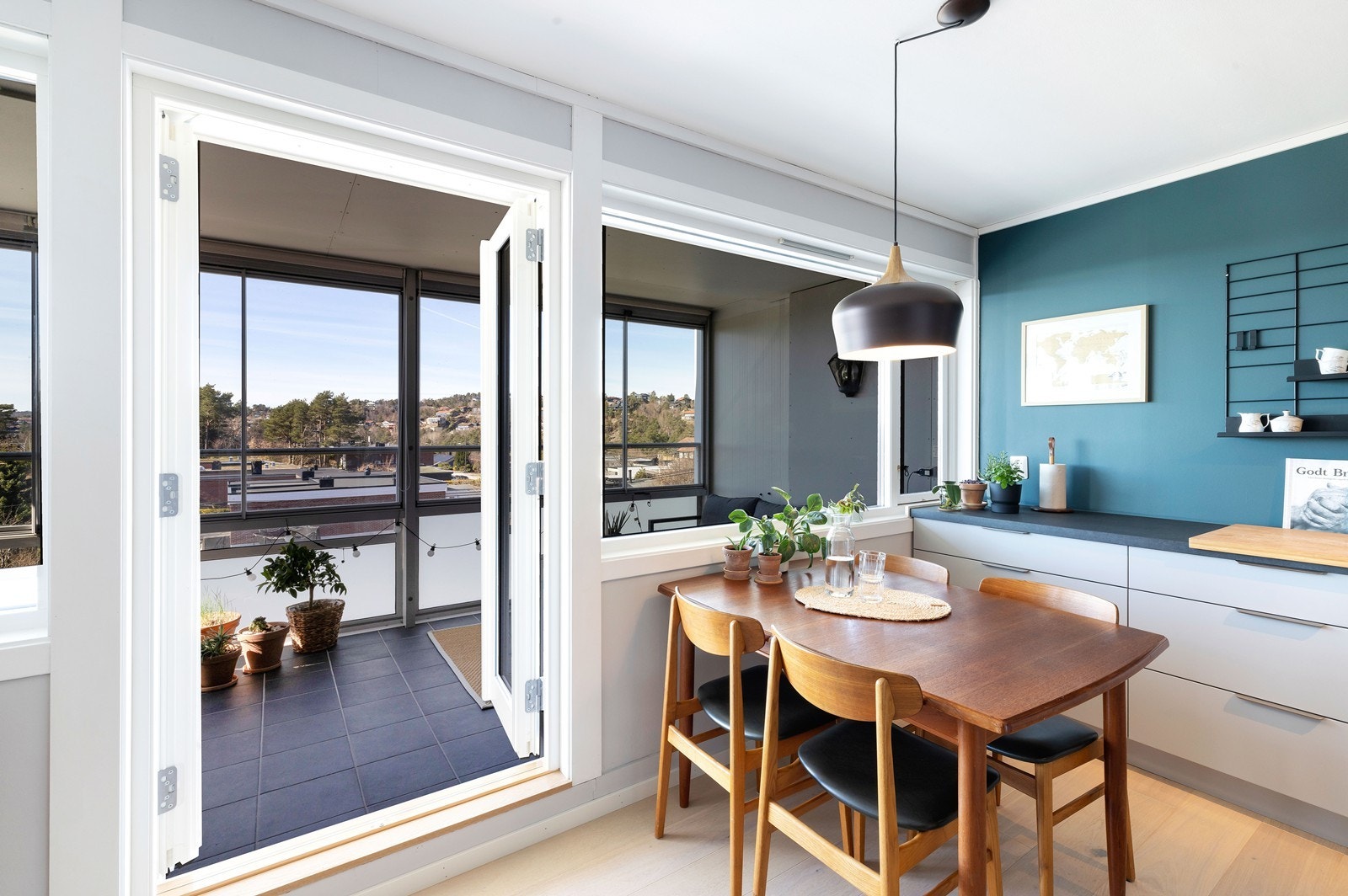 Utgang fra stue/kjøkken til innglasset balkong Galleribilde