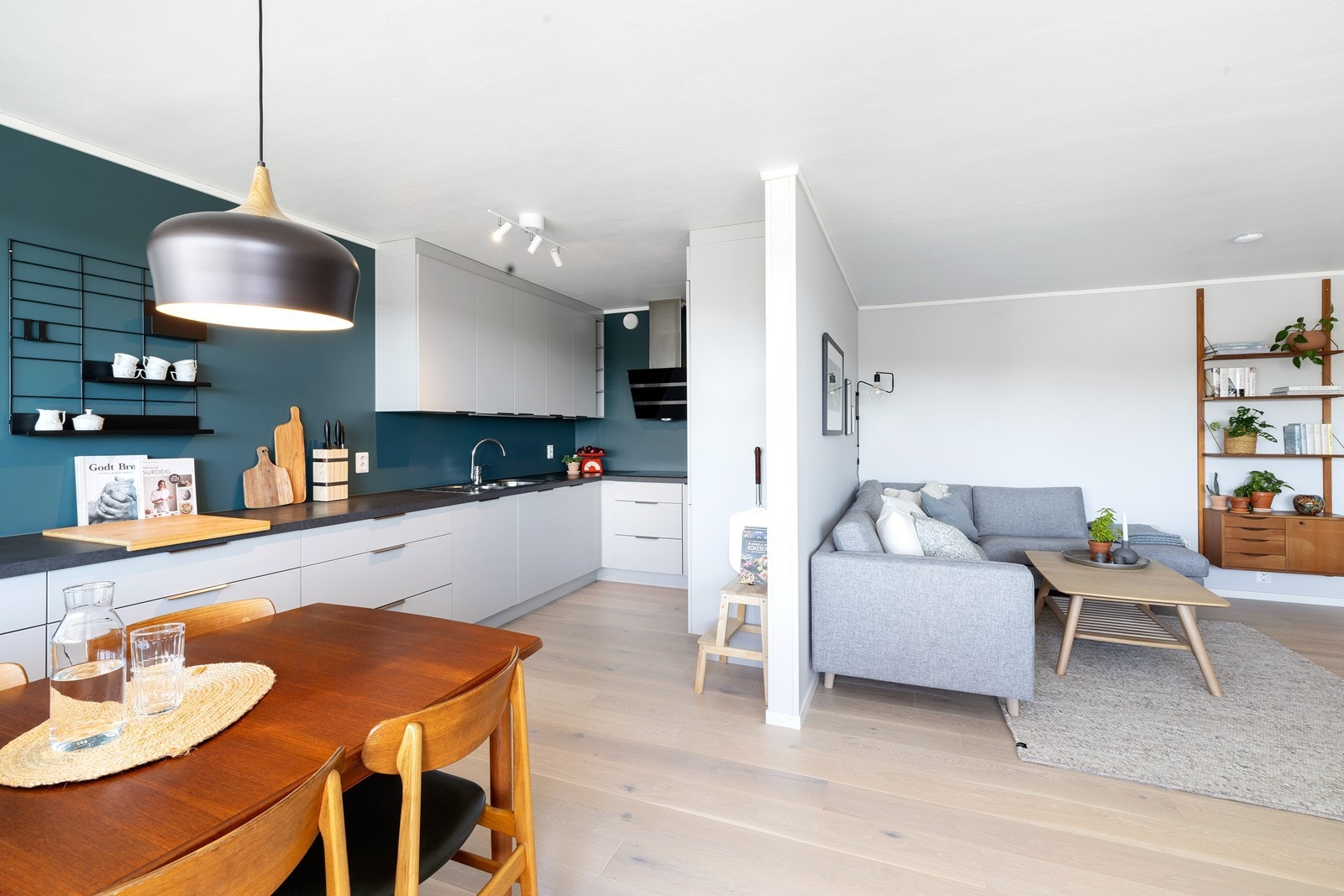 Delvis åpen løsning mellom stue og kjøkken Galleribilde