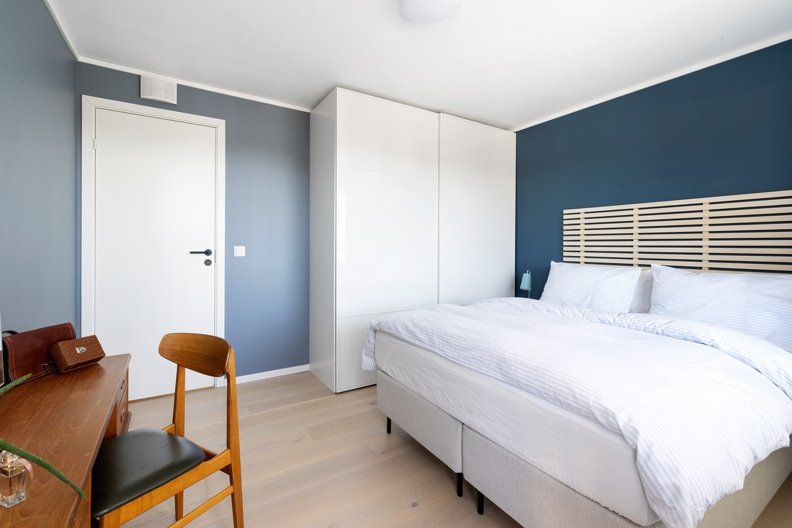 Hovedsoverom med plass til gaderobeskap Galleribilde