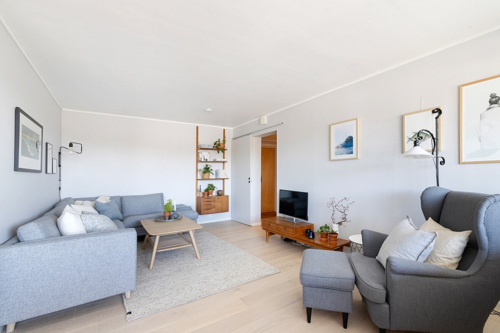 Stue med god plass til sofagruppe Galleribilde