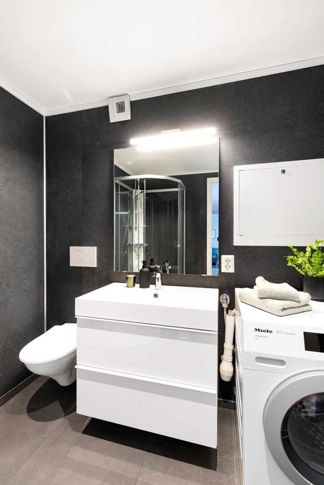 Inneholder servant, vegghengt wc, dusjkabinett og opplegg for vaskemaskin Galleribilde